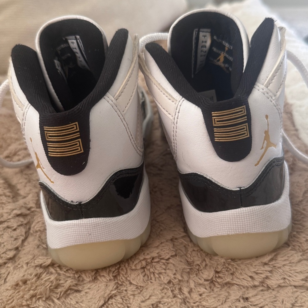 Nike Air Jordan 11 Retro Low Emerald Shoes EUC Size 12 Boys/Unisex - Picture 4 of 9